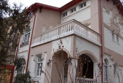 Casă individuală cu 5 camere cu Canalizare în Parcul Carol - 1