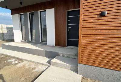 Casă cu 4 camere în Exterior Vest