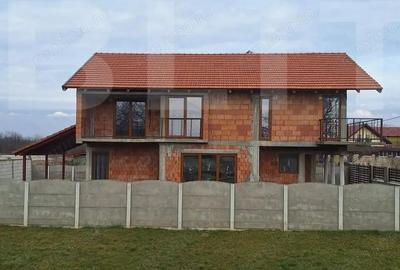 Casă cu 4 camere cu Teren 430 Mp în Central