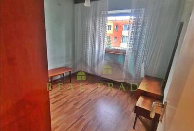 Apartament 3 camere etaj intermediar Calea Bucuresti
