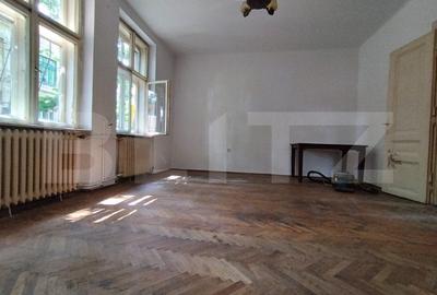 Casa istorica, 2 apartamnte, curte proprie- posibilitati multiple, zona Balcescu - 8