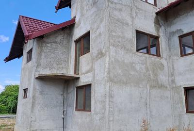 Casă cu 4 camere în Central - 2