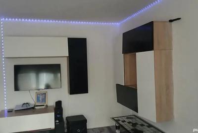 Vand apartament cu doua camere pe strada Independen?ei - 1