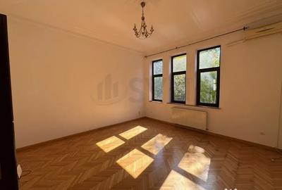 Apartament cu 7 camere decomandat în Capitale - 2