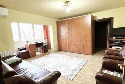 Apartament cu 3 camere semidecomandat, mobilat în Aradului