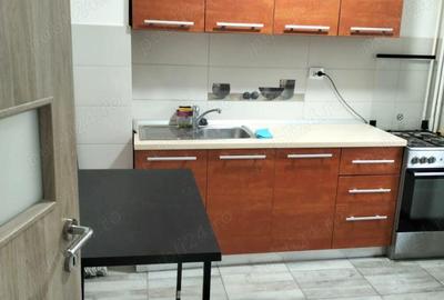 Garsonieră decomandată în Titan