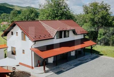 Casă cu Teren 1113 Mp în Central - 2