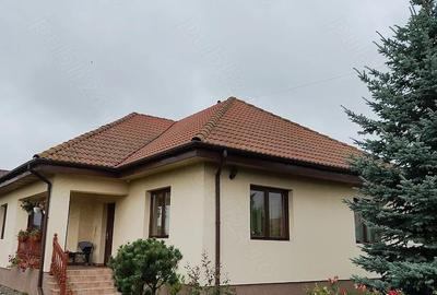 Casă cu Teren 1200 Mp în Central - 1