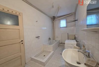 Casă individuală cu 7 camere cu Canalizare în UTA - 11