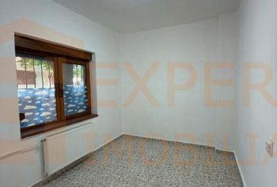 Casă cu 4 camere cu Canalizare în Central