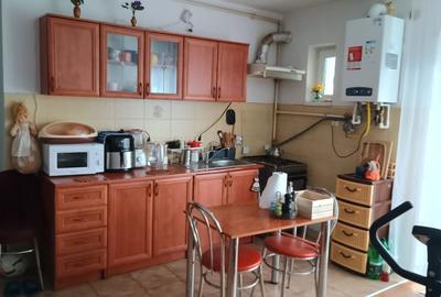 Apartament cu 3 camere decomandat în Florești