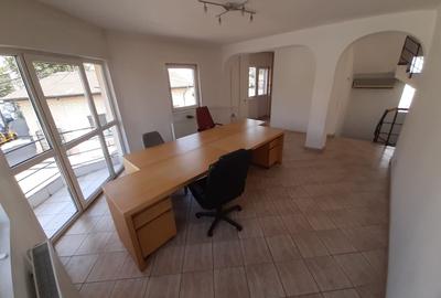 Casă cu 8 camere cu Canalizare în Moșilor - 1