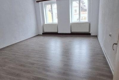 Apartament cu 3 camere nedecomandat în Central