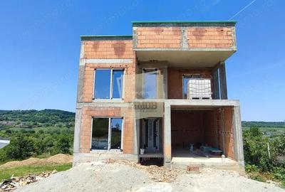 Casa cu 5 camere 3 bai balcon terasa si garaj interior in Cisnadie