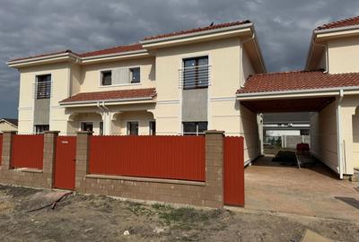Duplex cu 5 camere cu Canalizare în Moșnița Nouă - 1