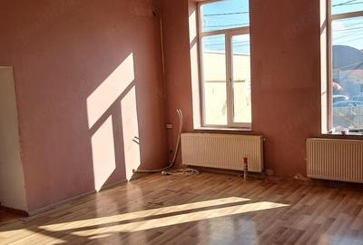 Casă cu Teren 300 Mp în Central - 2