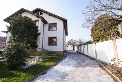 Casă cu Teren 875 Mp în Central - 2