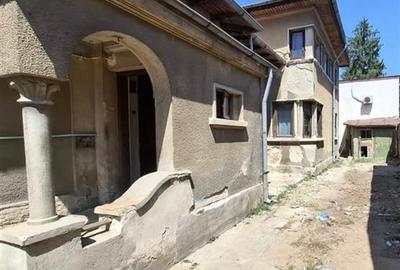Casă individuală cu 4 camere cu Canalizare în Central - 1