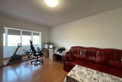 Apartament cu 3 camere decomandat, mobilat în Girocului