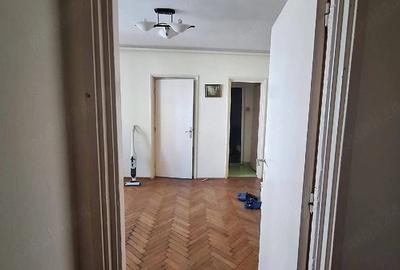 Apartament cu 3 camere semidecomandat în Central - 2