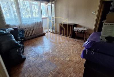 Apartament cu 3 camere semidecomandat în Crângași