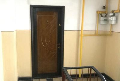 Apartament cu 3 camere decomandat în Micro 2