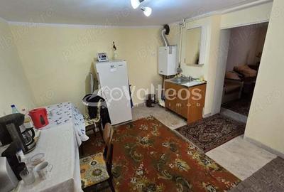 Resita, de vanzare casa, doua corpuri, curte, zona centrala - 3