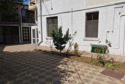 Spațiu comercial, de 300 mp, în Central