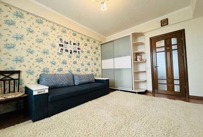 Apartament cu 3 camere decomandat în Pajura