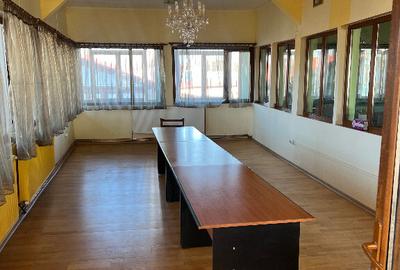 Casă cu 6 camere cu Canalizare în B-dul București - 10