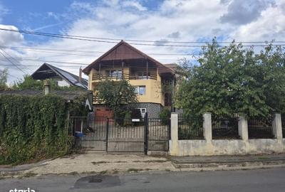 Casă cu 4 camere cu Teren 662 Mp în Central