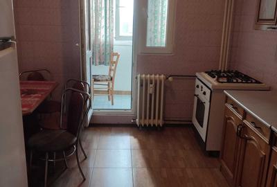 Apartament cu 3 camere semidecomandat în Drumul Taberei