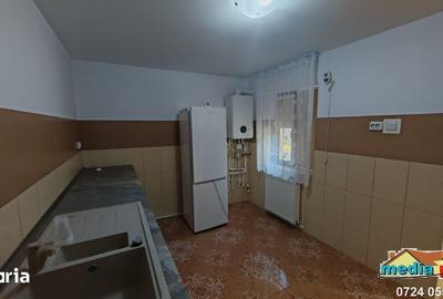 Casă cu 5 camere cu Teren 700 Mp în Piața Centrală - 2