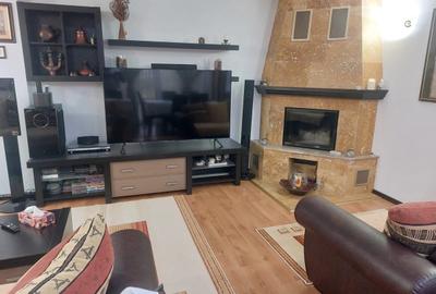 Casă cu 6 camere cu Teren 1200 Mp în Ostratu