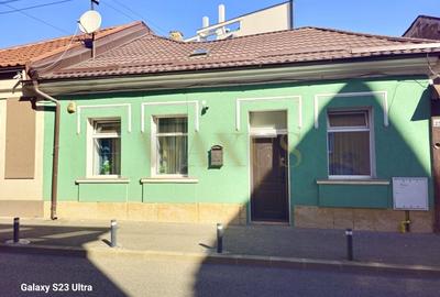 Casă cu 2 camere cu Canalizare în Central