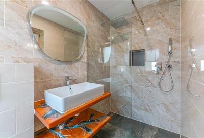 Casă cu 10 camere cu Canalizare în Central - 18