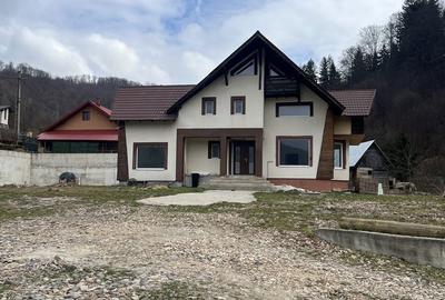 Casă cu 8 camere cu Teren 2100 Mp în Central - 3