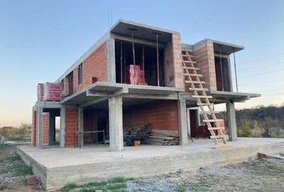 Casă cu 4 camere cu Canalizare în Dumbrăvița