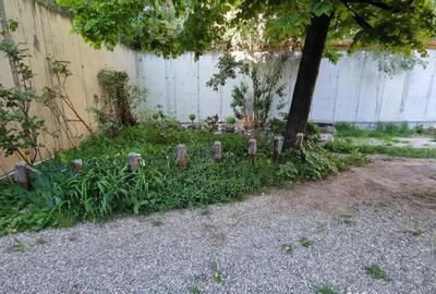 Apartament cu 4 camere semidecomandat, mobilat în 15 Noiembrie - 2