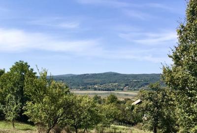 Teren deal, vedere lac Zigoneni, la padure si izlaz, utilitati, acces A1