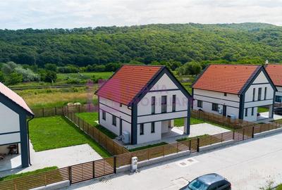 Casă individuală cu 4 camere cu Canalizare în Central - 2