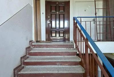 De vanzare apartament cu 3 camere, decomandat, situat in zona Lunei . Apartamentul se afla la etajul - 9