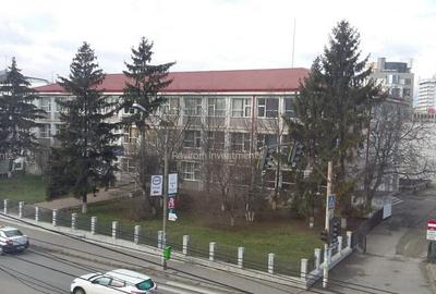 Apartament trei camere etaj 2 nemobilat 9 Mai vis - a - vis de Sportiv - 9