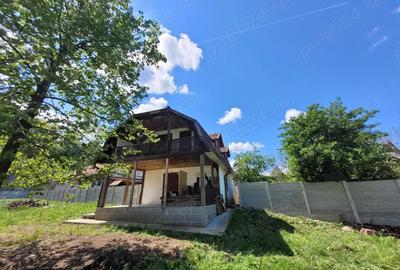 Vand casa cu etaj Gurahont teren 3000 mp imprejmuita gard beton - 2