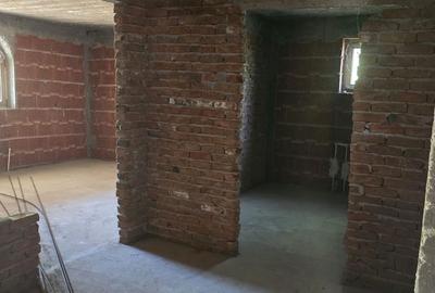 Casă cu 4 camere cu Teren 750 Mp în Nanov
