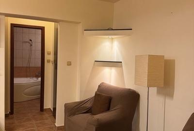 Apartament cu 3 camere semidecomandat în Moșilor