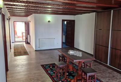 Casă cu 10 camere cu Teren 95000 Mp în Central - 9