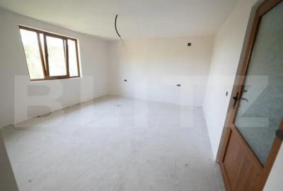 Casă cu 7 camere cu Teren 3000 Mp în Central - 3