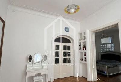 Casa formata din 2 apartamente, 2 garaje,  3 bai - zona Trei Stejari - 1