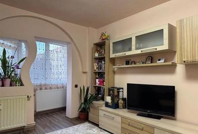 Apartament cu 3 camere decomandat în Tractorul